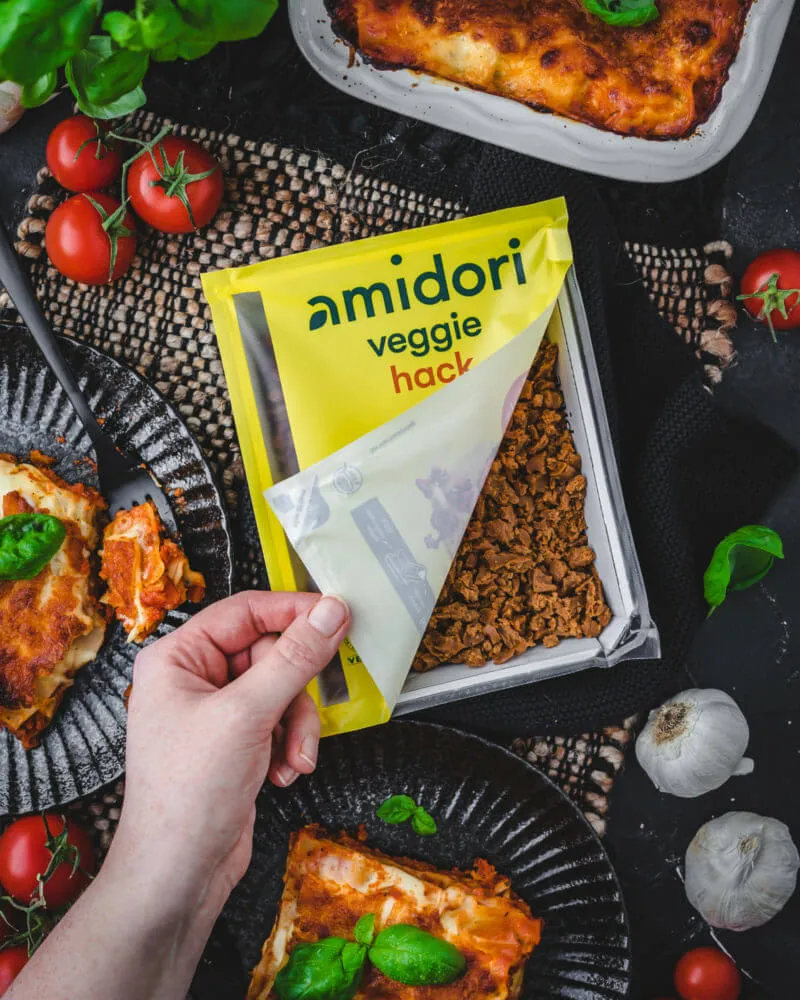 Eine gut sichtbare Packung eines veganen Fleischersatzprodukts, das für die Zubereitung von Gerichten wie Lasagne verwendet wird.