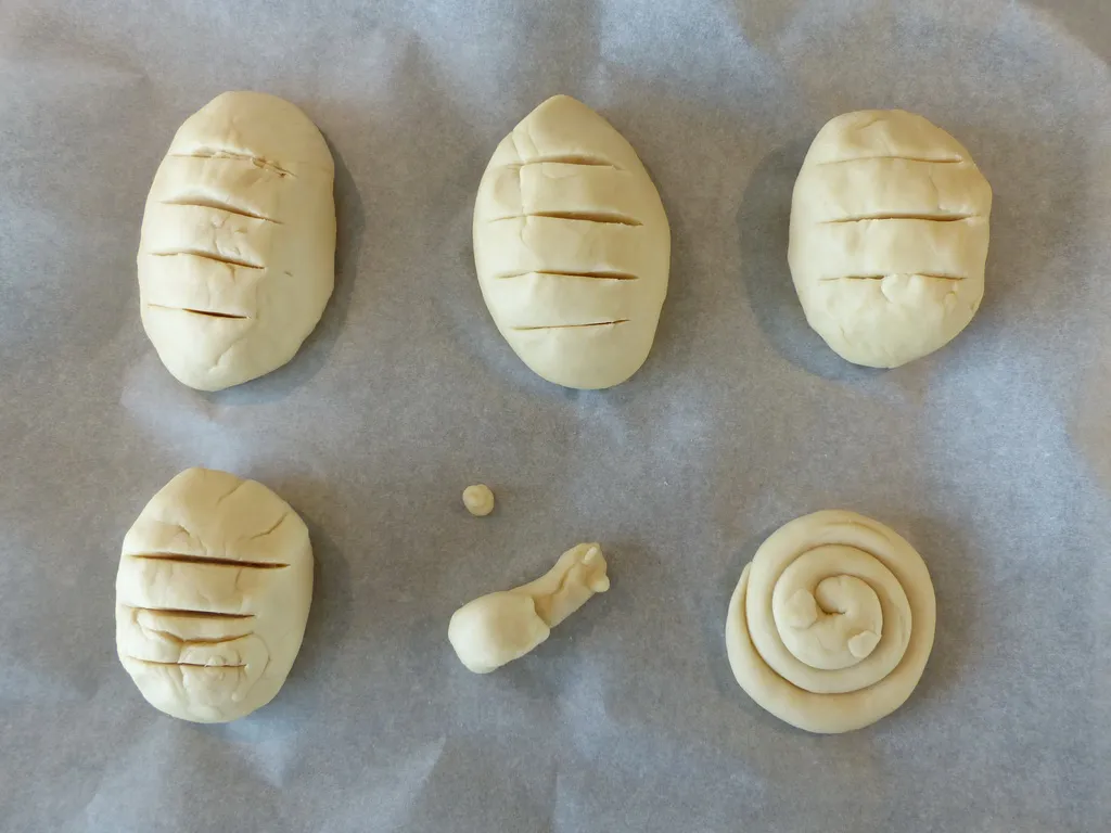 Eine Hand formt einen Laugenteig zu einer Brezelschlinge