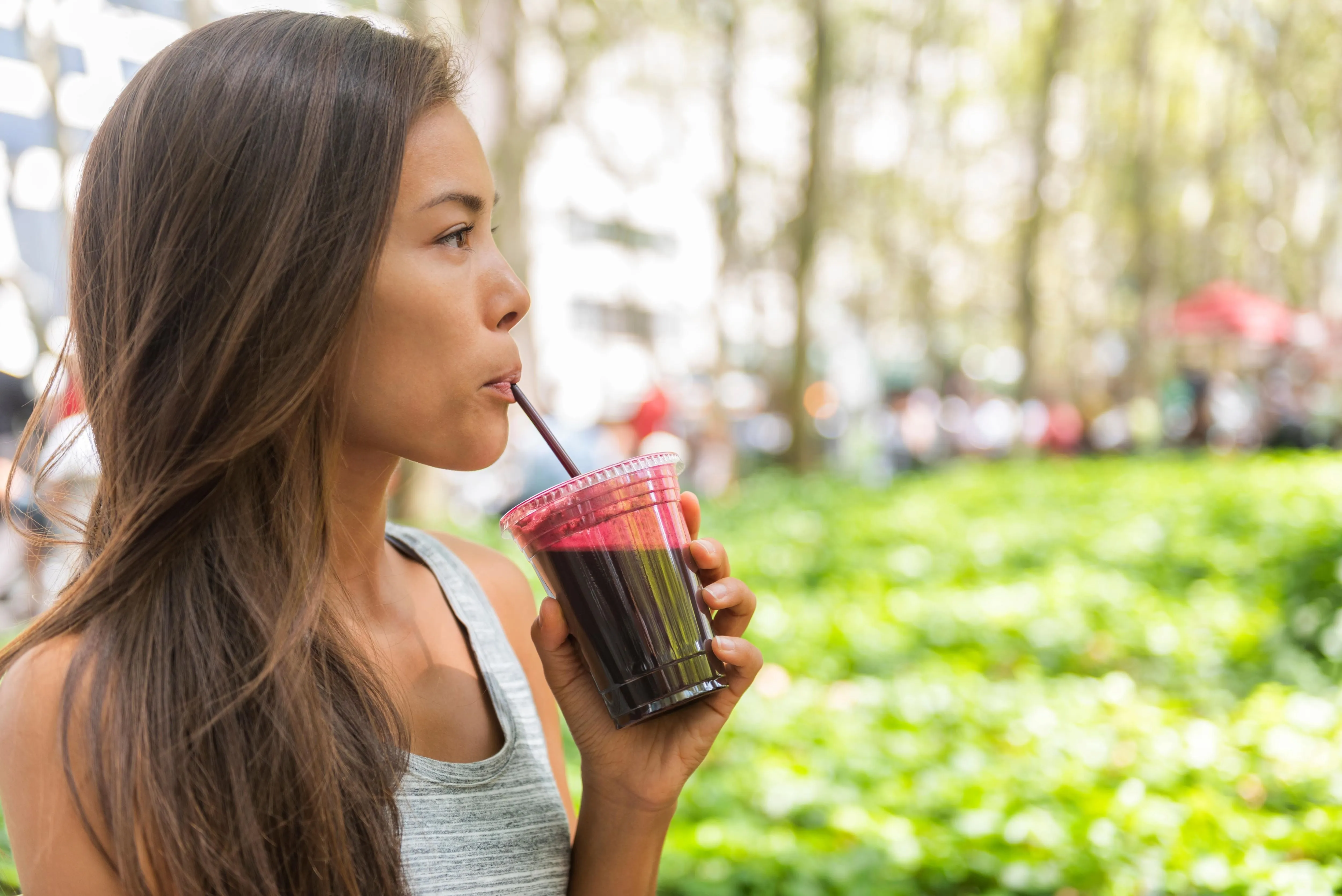Eine Hand hält ein Glas Rote Bete Saft – der gesunde Genuss für den Alltag
