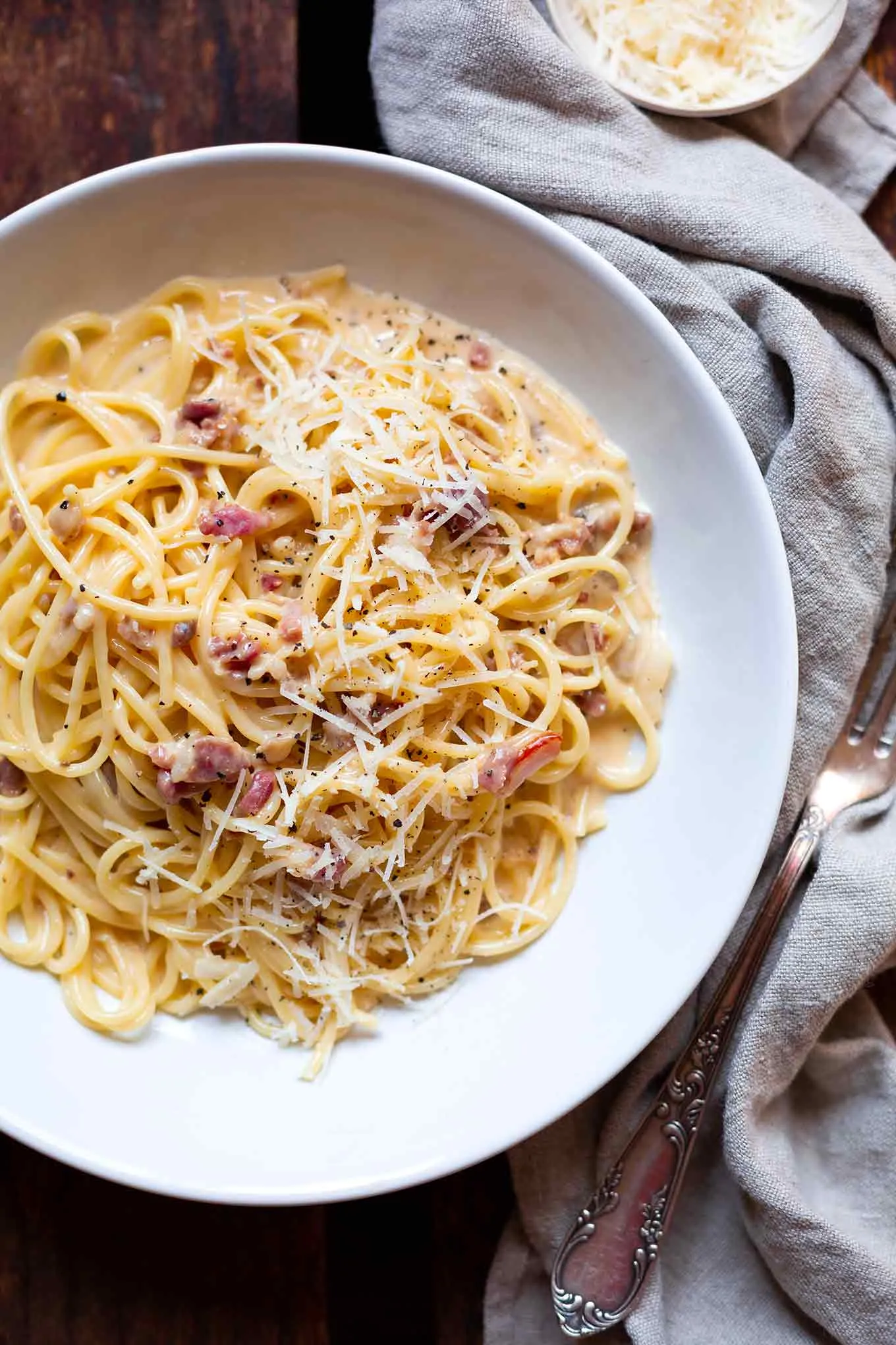 Eine herzhafte Portion Spaghetti Carbonara, fertig in nur 20 Minuten, ideal für Liebhaber der schnellen Küche.