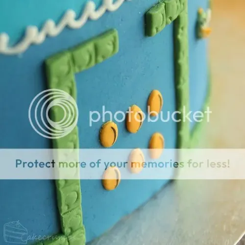 Eine ikonische Todesfalle aus dem Unterwasserlevel von Super Mario Bros., detailgetreu als Teil des Mario Motivkuchens nachgebildet.