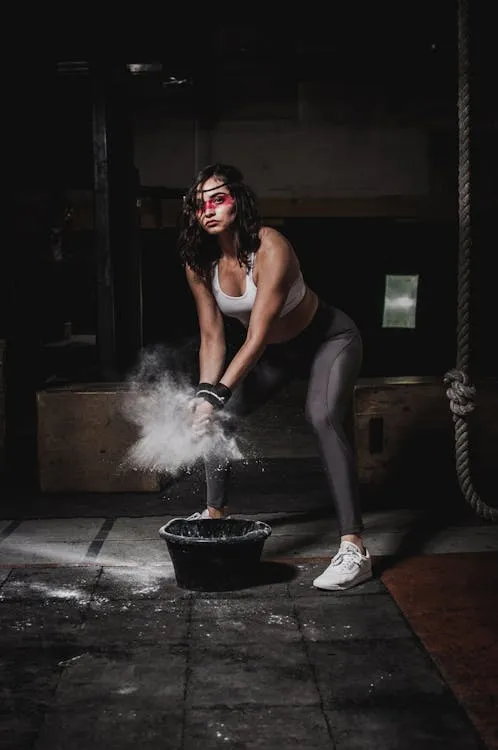 Eine junge Frau dehnt sich vor dem Laufen, um Verletzungen vorzubeugen.