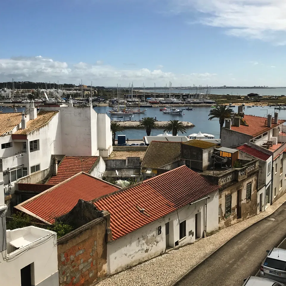 Eine Kaffeetasse und eine Speisekarte auf einem kleinen Tisch in einem Café, das eine gemütliche Atmosphäre vermittelt
