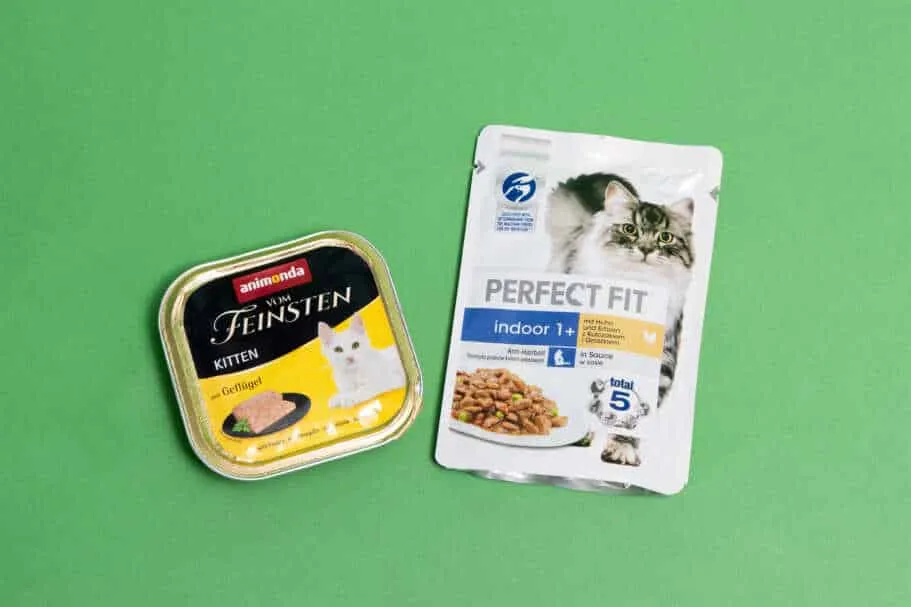 Eine Katze blickt auf eine Dose Katzenfutter, der Aufschrift ist zu entnehmen, dass sie für bestimmte Lebensphasen konzipiert ist