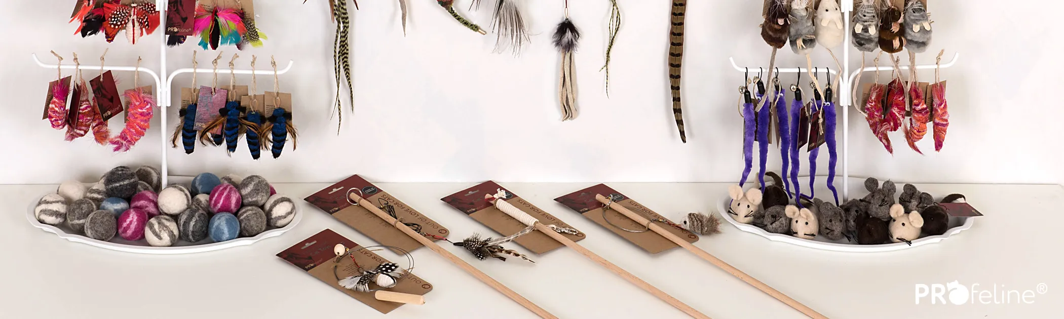 Eine Katze spielt begeistert mit einem flexiblen Katzenangel-System und einem Federanhänger, der den Jagdtrieb weckt.