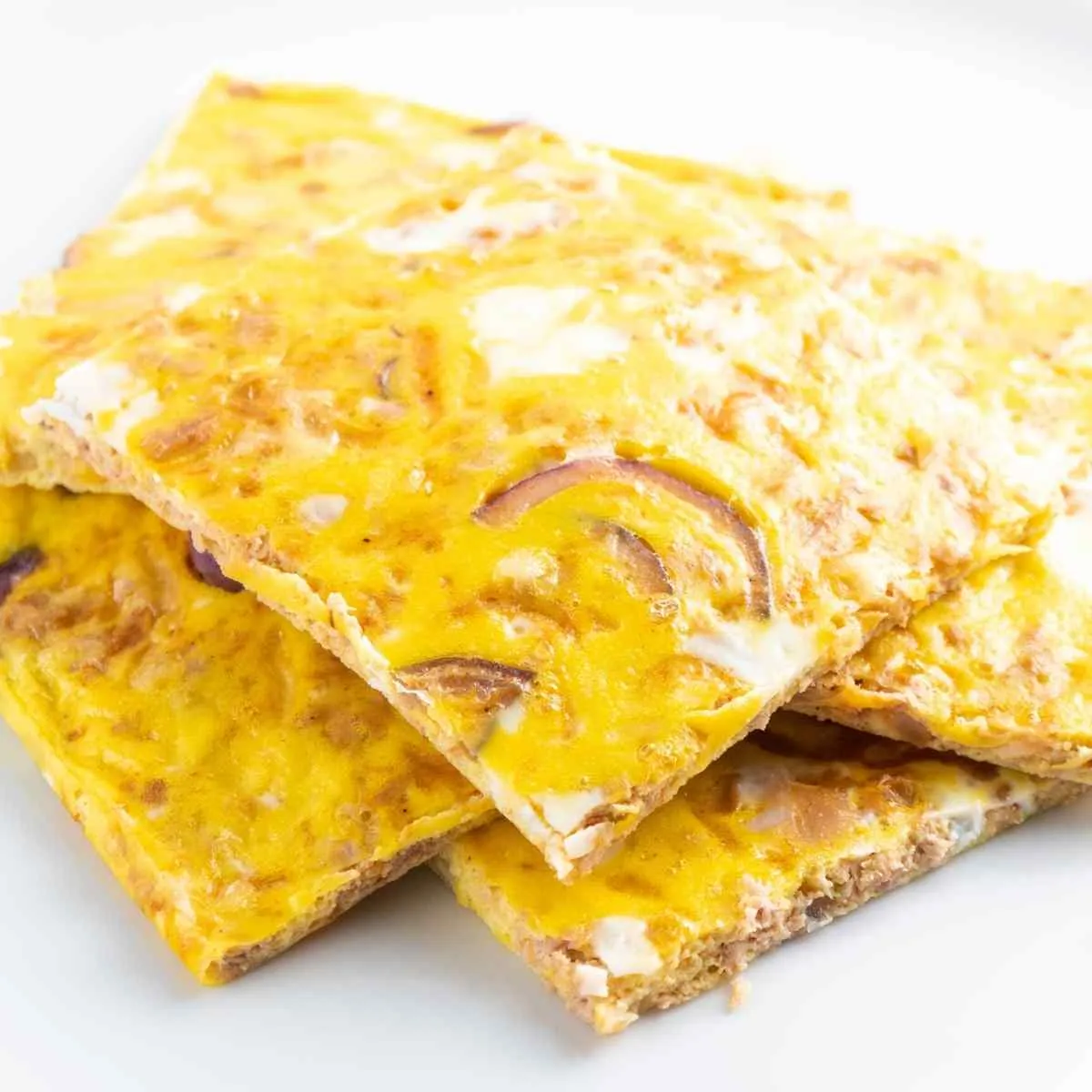 Eine Keto Thunfisch-Frittata vom Blech, schnell zubereitet und ideal für ein proteinreiches Low Carb Frühstück.