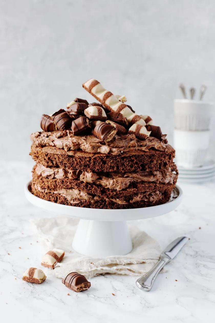 Eine Kinder-Bueno-Torte reichlich verziert mit Kinder Bueno und Kinderschokolade