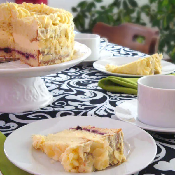 Eine klassische deutsche Buttercremetorte, liebevoll nach Omas Rezept zubereitet und mit einem cremigen Buttercreme-Frosting verziert.