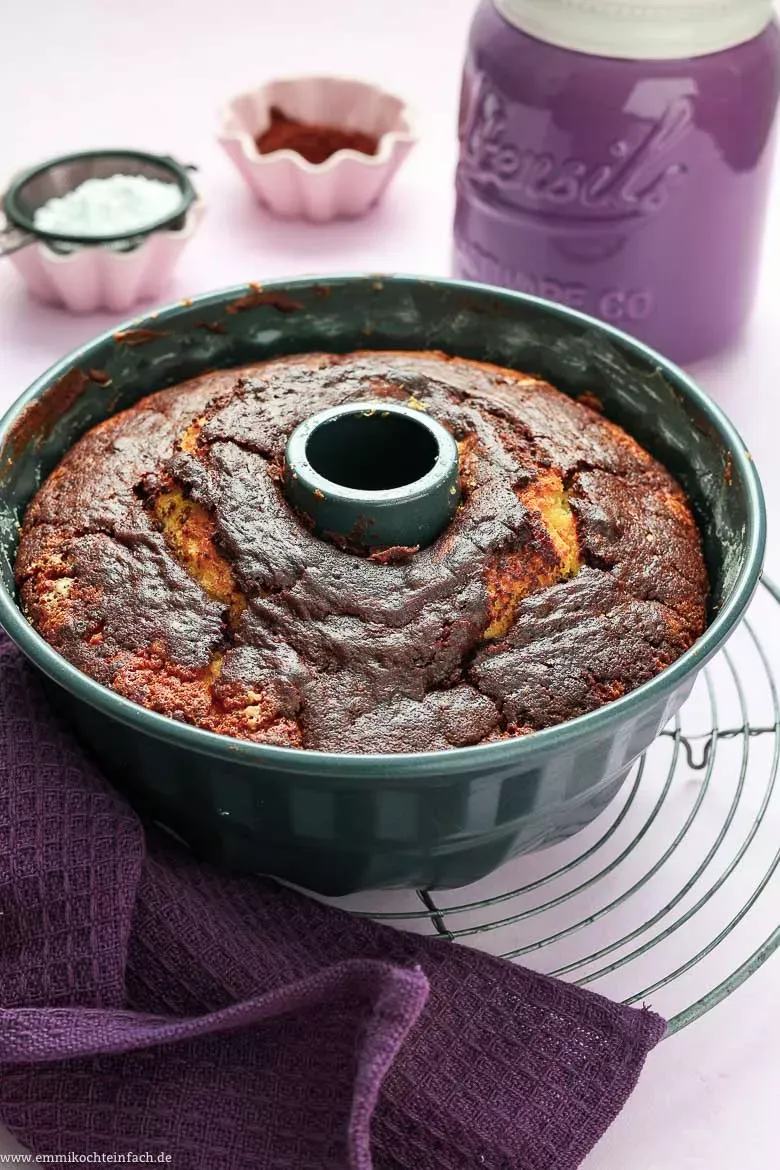 Eine klassische Gugelhupfform, perfekt eingefettet und bemehlt, bereit für den Marmorkuchen-Teig