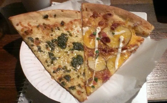 Eine klassische Pizzaschnitte von Pizzeria Luigi mit Pepperoni und Käse