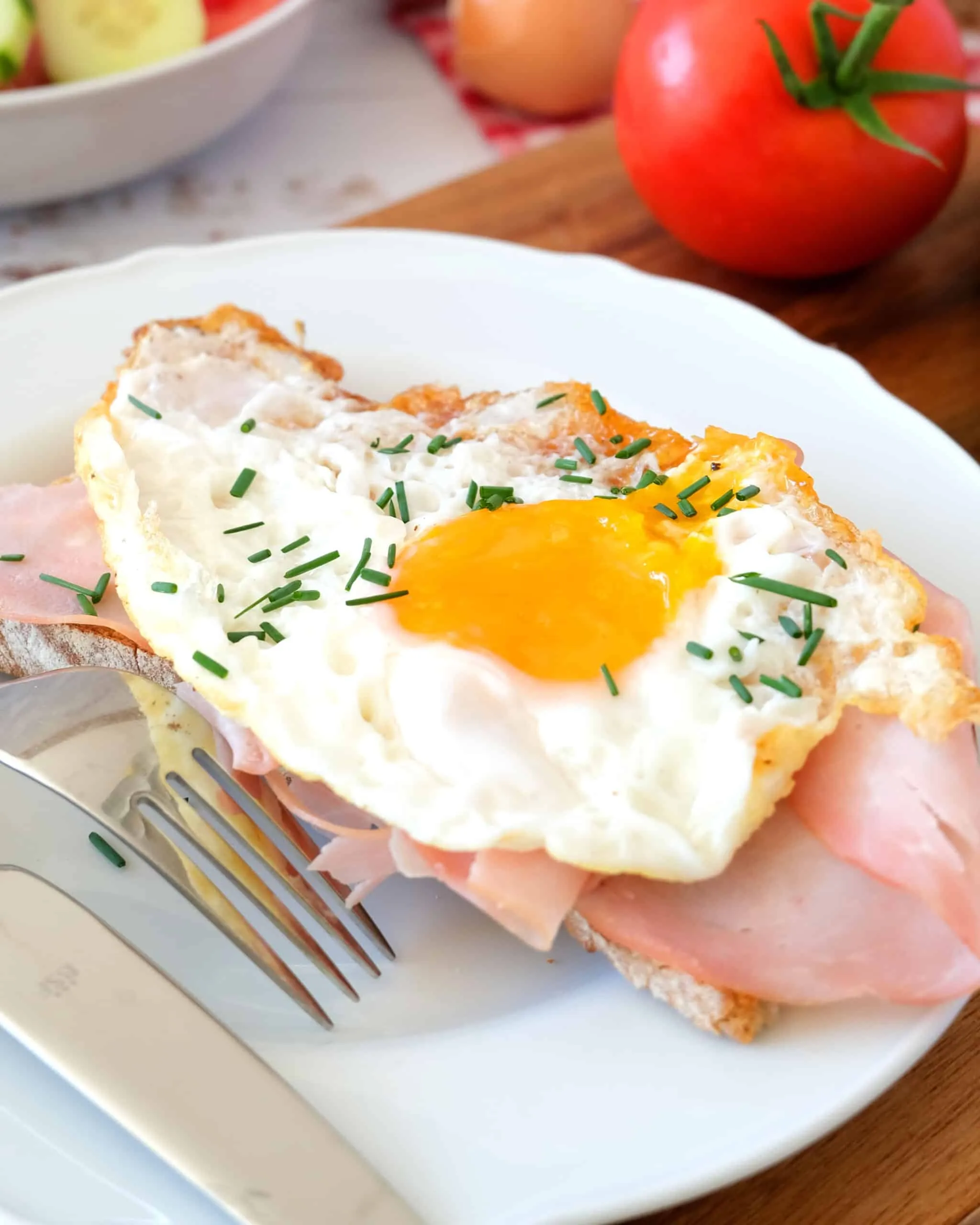 Eine köstliche Stramme Lotte Variante des Strammer Max, belegt mit zartem gekochtem Schinken und einem goldgelben Spiegelei auf kross geröstetem Bauernbrot, garniert mit frischer Petersilie. Eine beliebte Alternative für Liebhaber von milderen Schinkensorten.