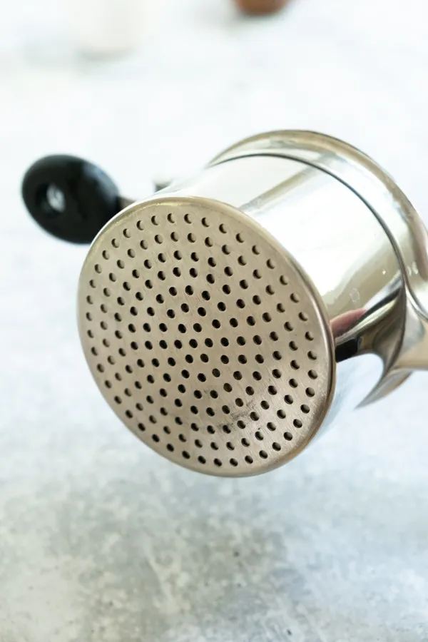 Eine Küchenmaschine mit Erdbeeren, die zu einer Sauce püriert werden