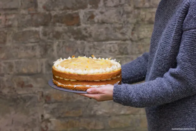 Eine kunstvoll dekorierte Ananastorte, präsentiert als festlicher Geburtstagskuchen.