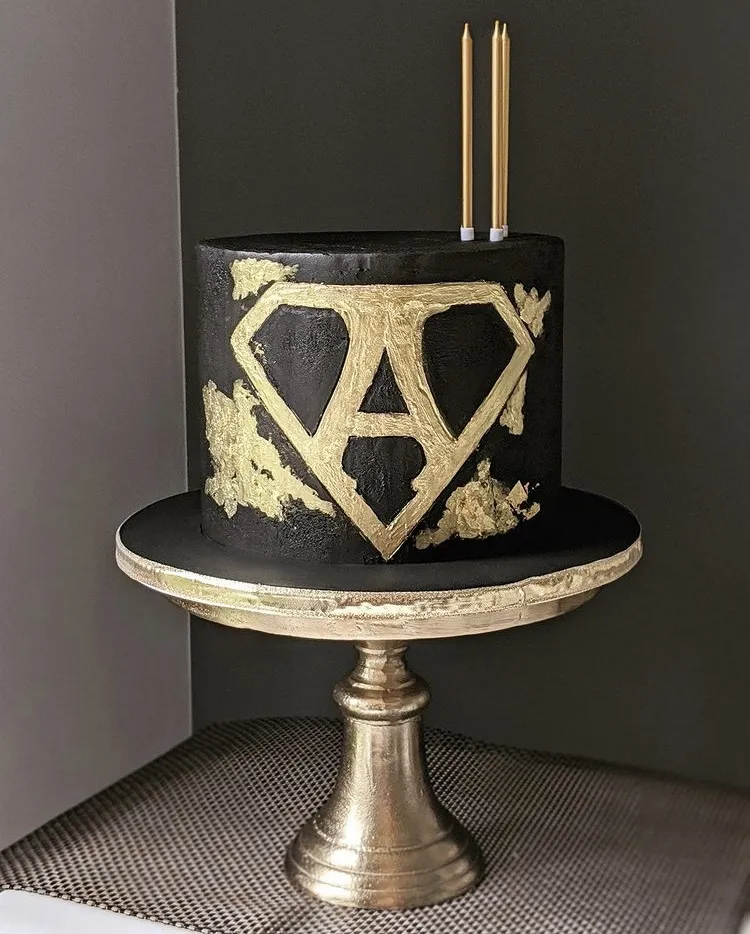 Eine kunstvoll verzierte Zahlentorte