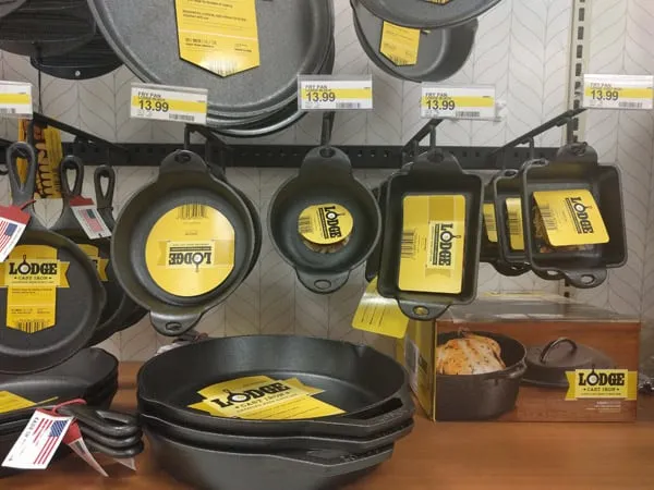 Eine Laden-Auslage mit kleinen Gusseisenpfannen