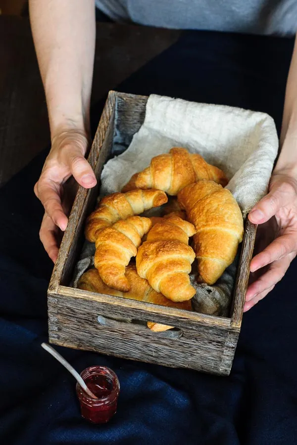 Eine Ladung vegane Croissants in einer Holzkiste