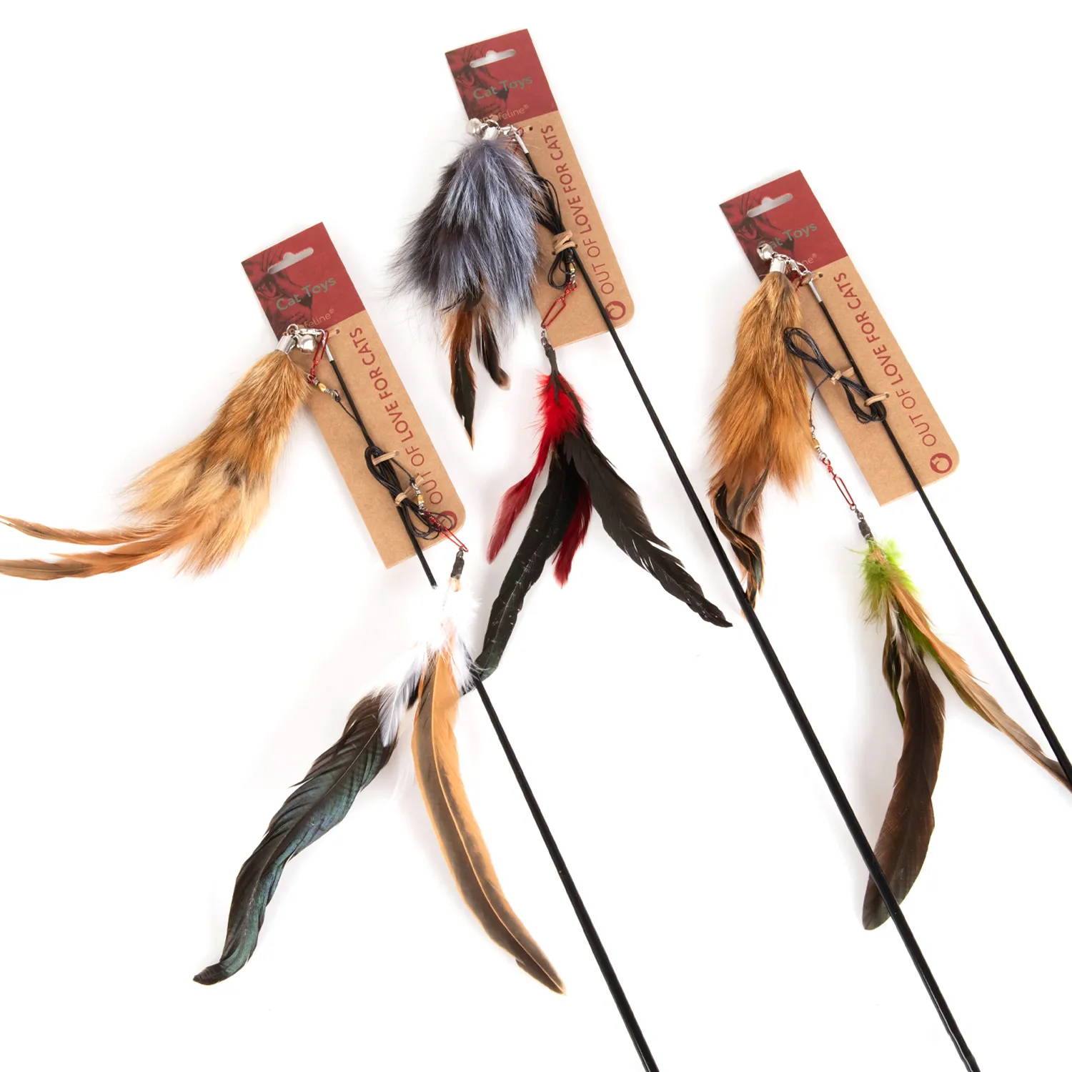 Eine lange Katzenangel mit einem lebhaften Feder-Fell-Anhänger, perfekt um den Jagdtrieb der Katze auf Distanz zu stimulieren.
