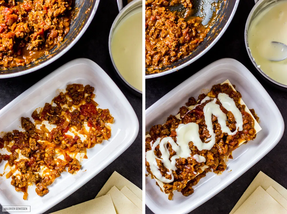 Eine Lasagne-Schicht wird mit reichlich geriebenem Käse bestreut, bereit für den Backofen.