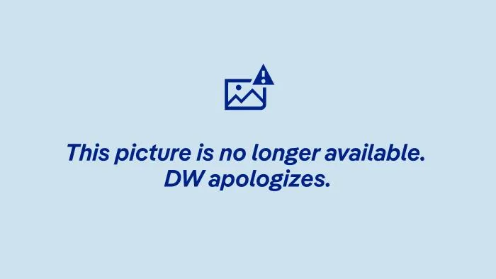 Eine Lehrerin erklärt einer Schülerin eine Aufgabe im Klassenzimmer.