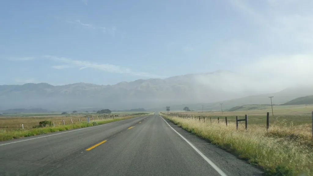 Eine malerische Küstenstraße entlang des Highway 1 in Kalifornien