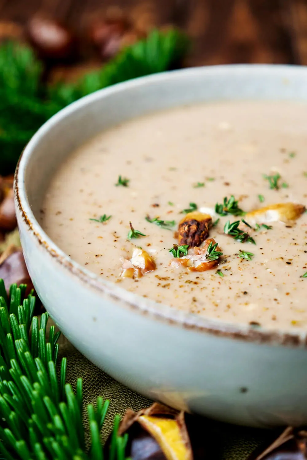 Eine Maronensuppe mit Thymian wird im Topf zubereitet, ein einfaches und cremiges Rezept