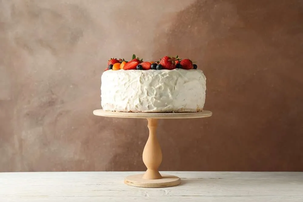 Eine mit Fondant überzogene Sahnetorte, die aufgrund von Feuchtigkeit leichte Risse zeigt.