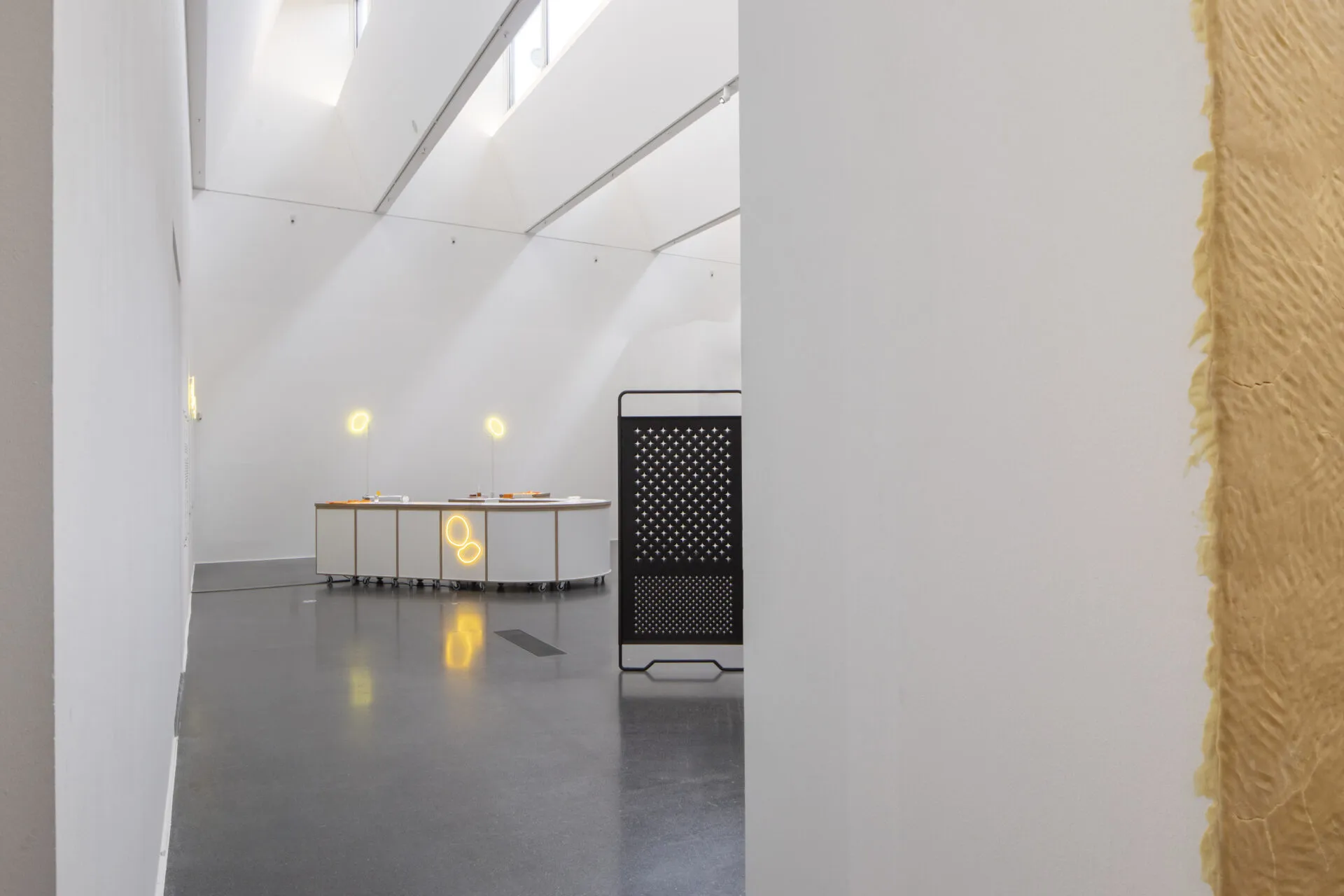 Eine moderne Interpretation einer deutschen Kneipentheke, die zum geselligen Beisammensein beim Trinken einlädt.