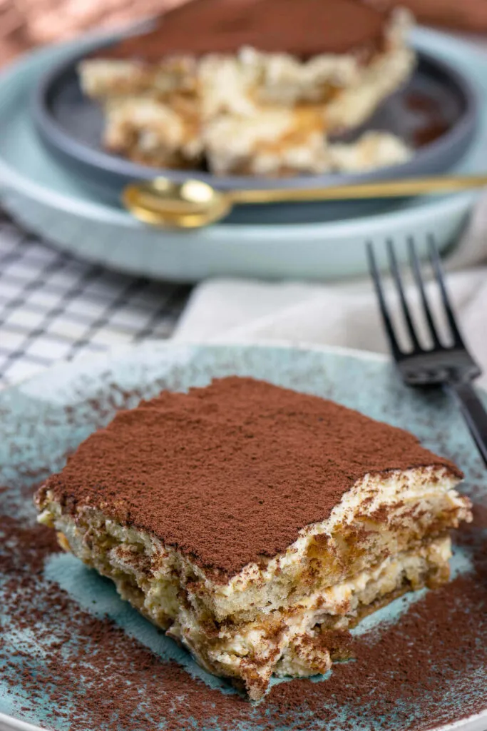 Eine Nahansicht des fertigen alkoholfreien Tiramisus in der Form, reichlich mit Kakao bestreut, ein perfektes Rezept Tiramisu ohne Alkohol für besondere Anlässe.