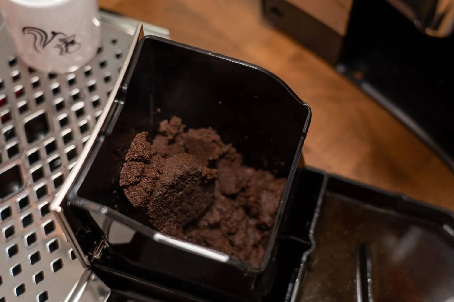 Eine Nahaufnahme des Behälters für den Kaffeesatz des Philips 5400 LatteGo.