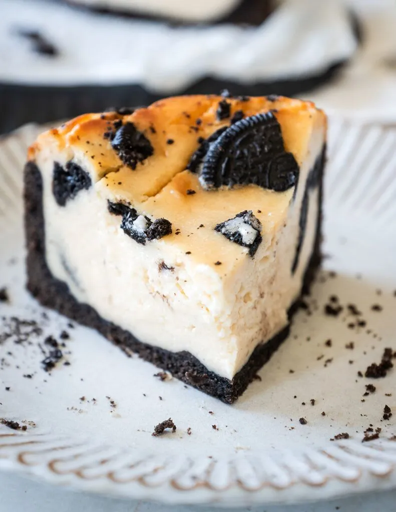 Eine Nahaufnahme des cremigen veganen Oreo Käsekuchens, der die Schichten aus Keksboden und Füllung hervorhebt.