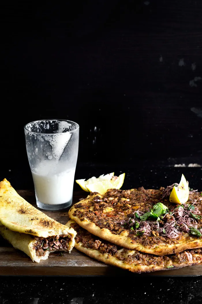 Eine Nahaufnahme von Ayran, dem traditionellen türkischen Joghurtgetränk, schaumig und kalt in einem Glas