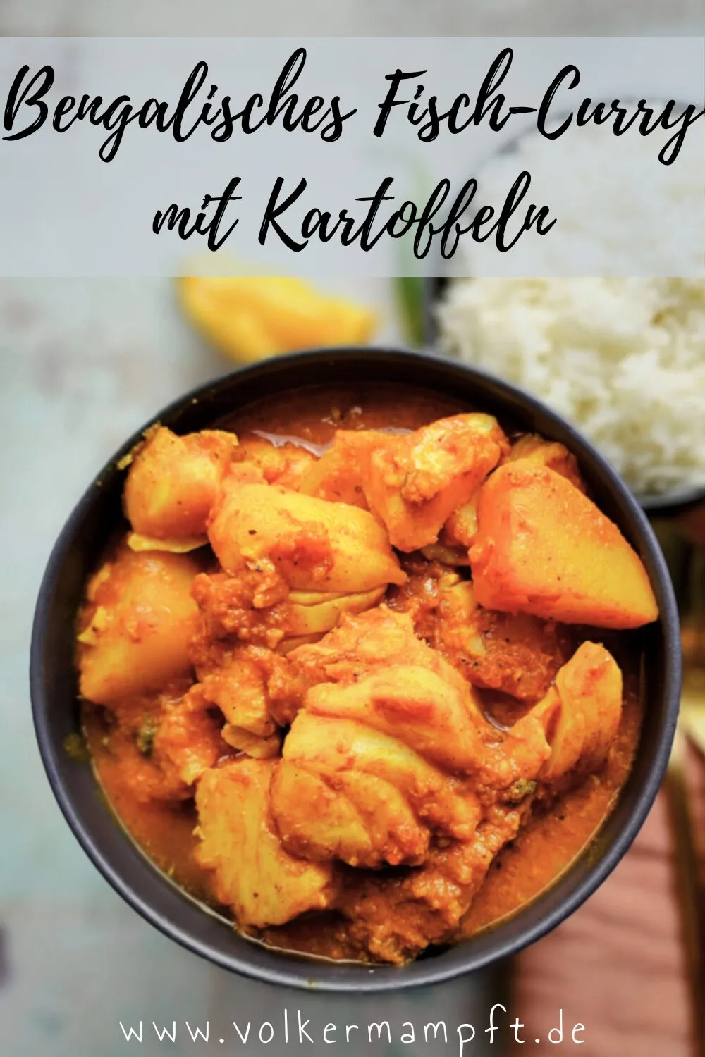 Eine Nahaufnahme von einem Teller mit gebratenem Fischfilet, Salzkartoffeln und einem Zweig Dill