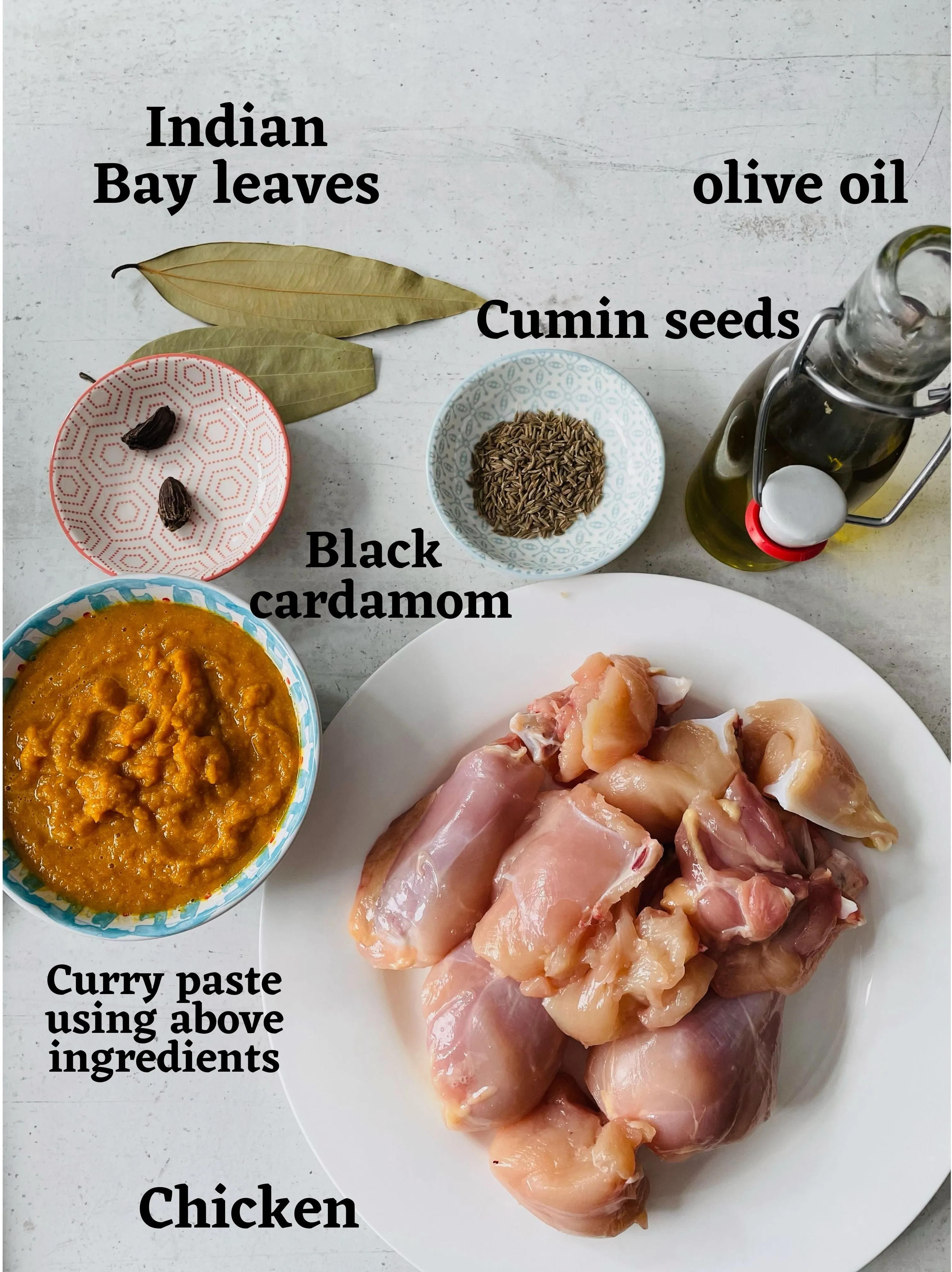 Eine Nahaufnahme von getrockneten indischen Lorbeerblättern, die auf einem dunklen Hintergrund liegen.