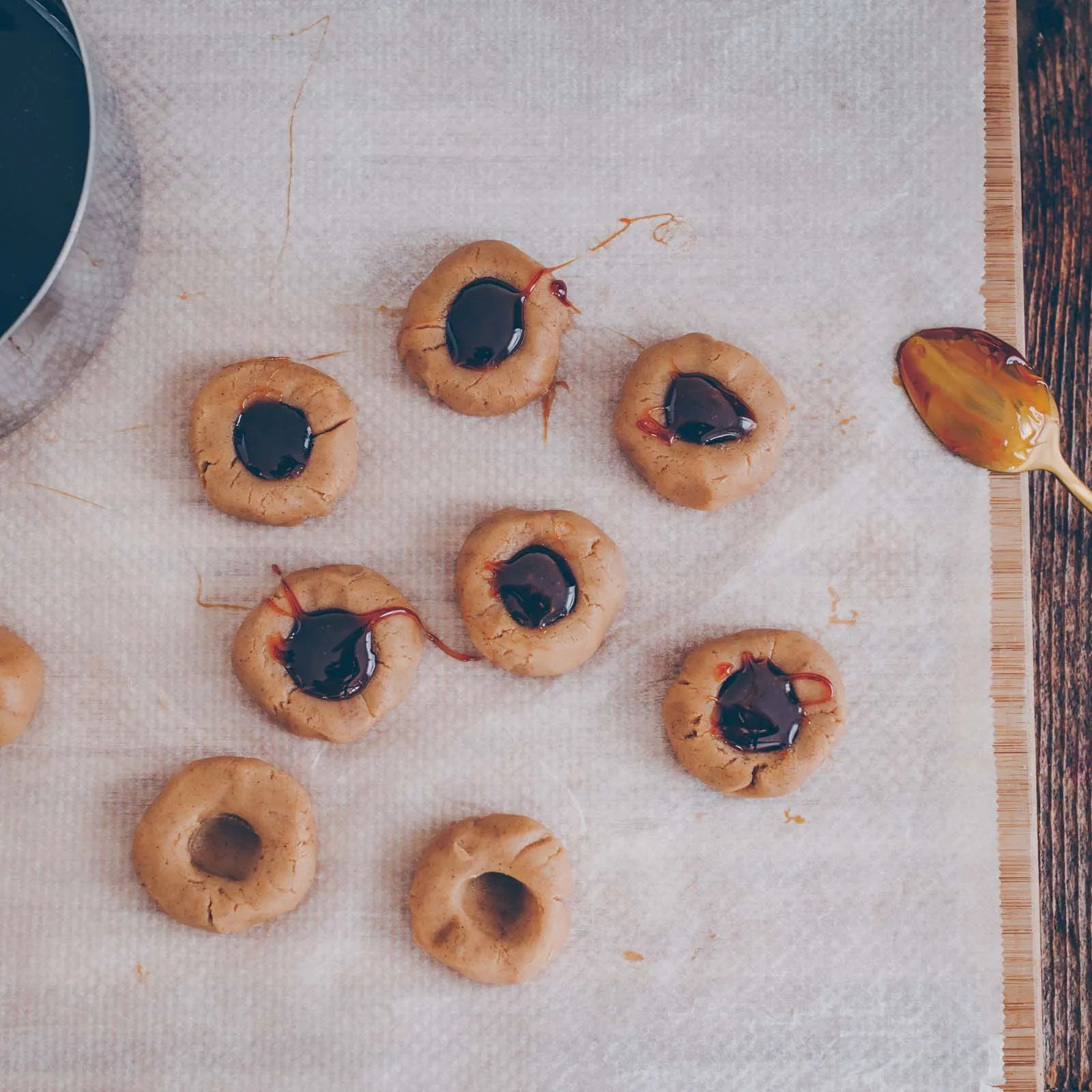 Eine Nahaufnahme von mehreren gebackenen Karamell Plätzchen, deren goldene Ränder und dunkle Karamellfüllung sichtbar sind