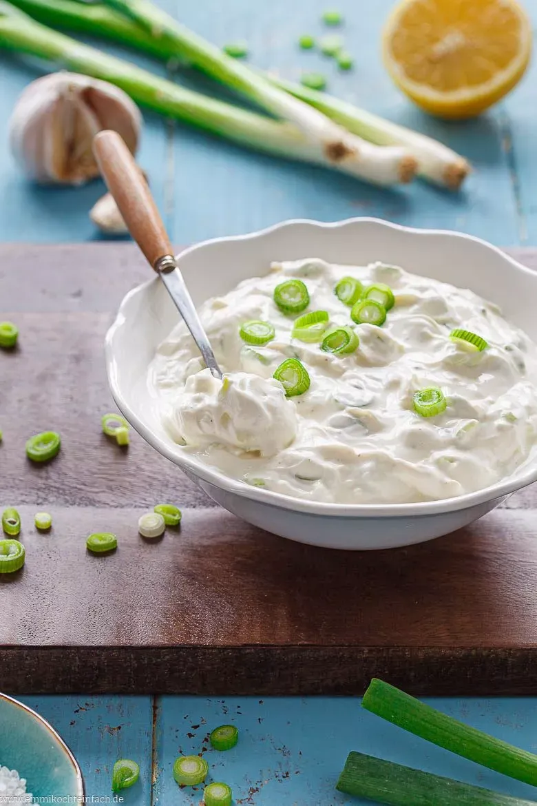 Eine Nahaufnahme von selbstgemachter Sour Cream in einer rustikalen Schale, ideal als schneller und einfacher Dip für jede Gelegenheit.