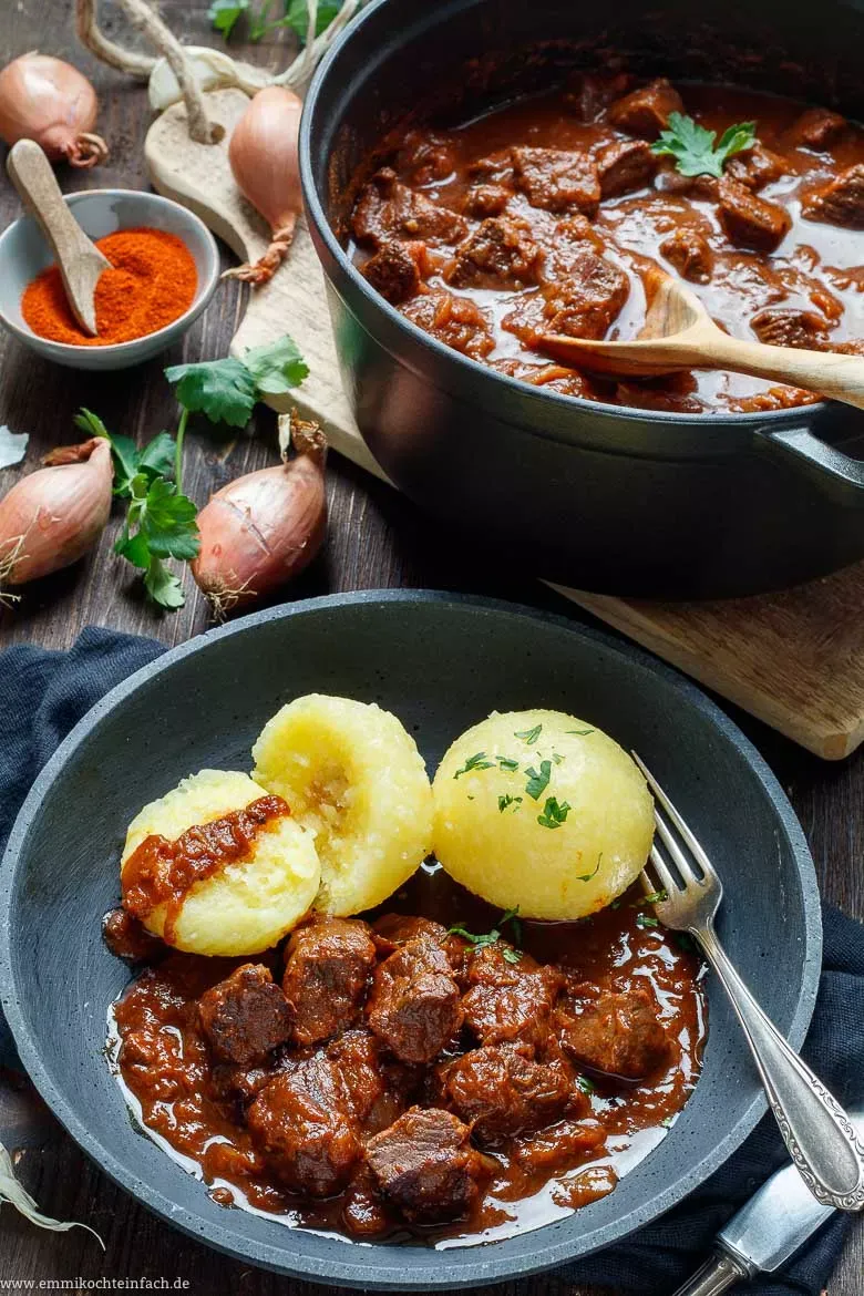 Eine Nahaufnahme von zartem Rindergulasch in einer reichhaltigen, sämigen Soße, das Kernstück eines traditionellen deutschen Gulasch Rezeptes.
