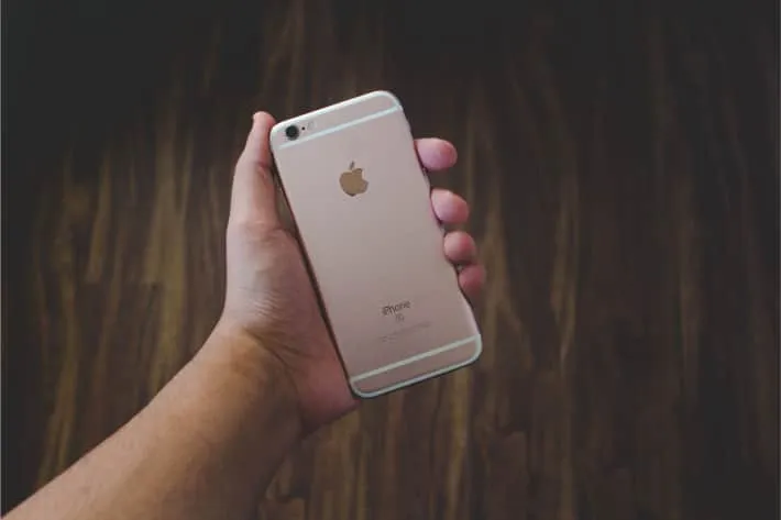 Eine Person, die unsicher ist, wie sie einen Virus von ihrem iPhone entfernen kann.