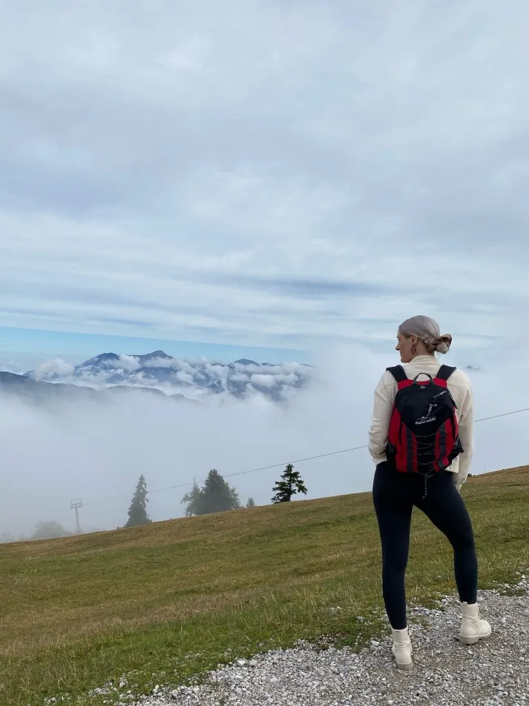 Eine Person geht einen Feldweg entlang