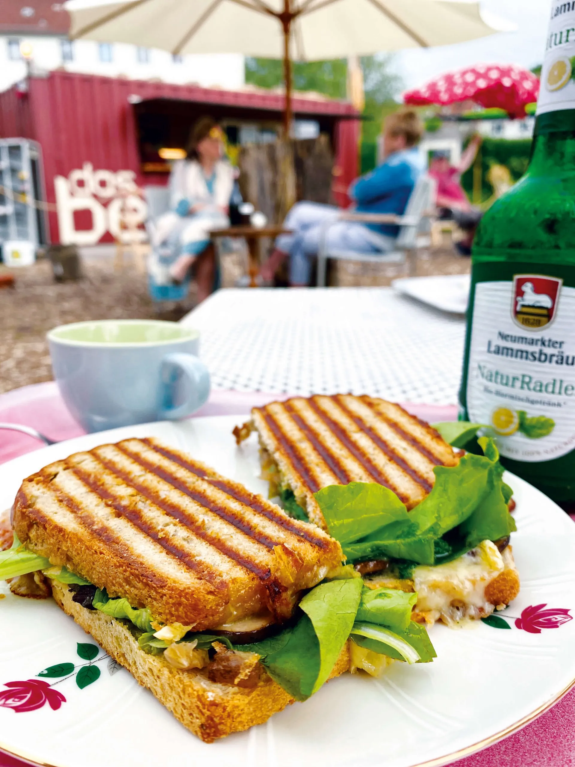 Eine Person genießt eine Mahlzeit im Freien in einer grünen Umgebung