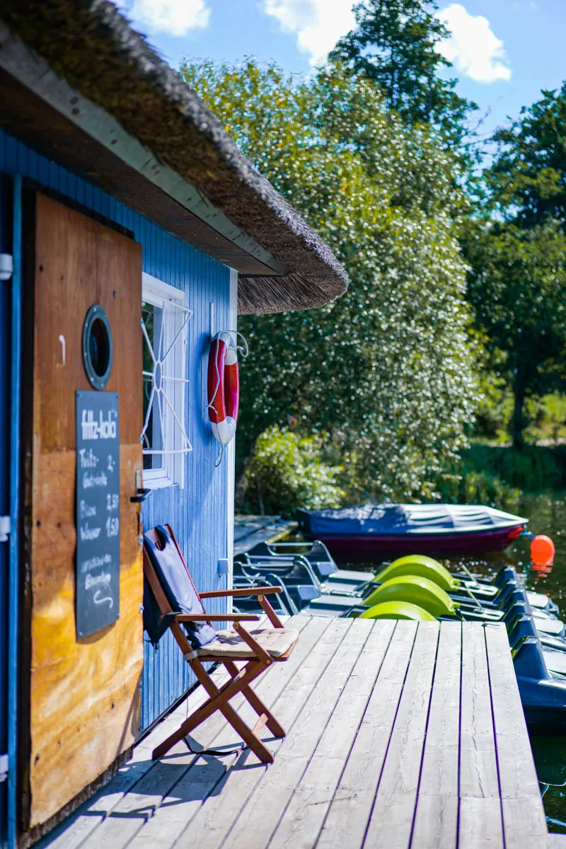 Eine Person genießt eine Tretbootfahrt auf dem Salemer See
