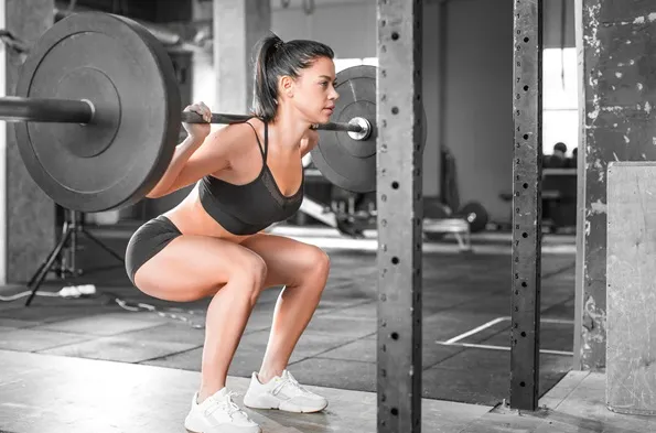 Eine Person macht Kniebeugen