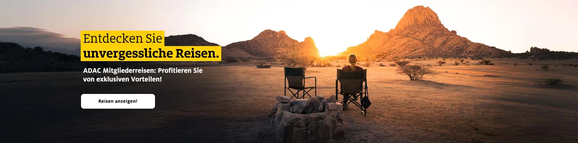 Eine Person sitzt entspannt auf einem Stuhl in einer Wüstenlandschaft bei Sonnenuntergang.