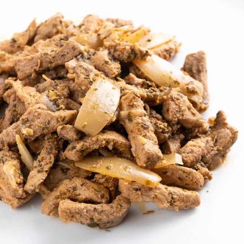 Eine Pfanne mit Gyrosfleisch, ein herzhaftes und sättigendes Gericht.