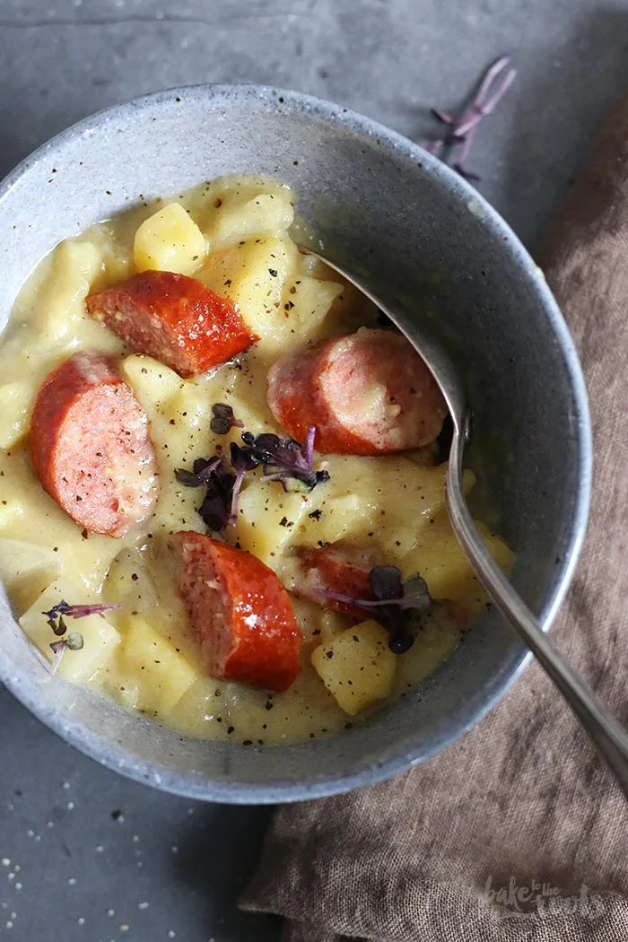 Eine Portion der frisch zubereiteten Kohlrabisuppe in einer rustikalen Schale, mit einem Hauch von Chiliflocken verfeinert.