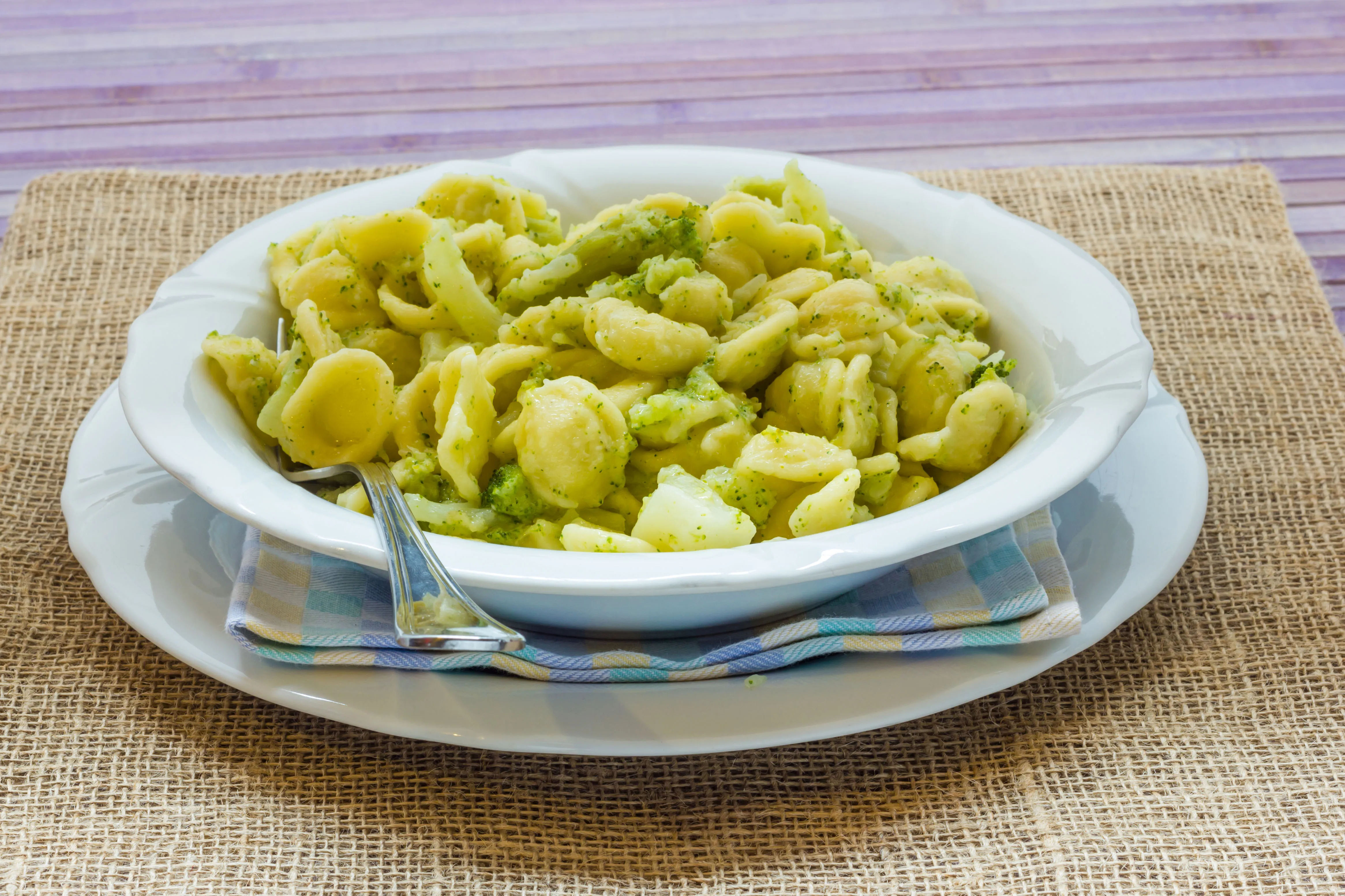 Eine Portion Orecchiette mit Cime di Rapa, handgeformte apulische Pasta mit Stängelkohl, Knoblauch und Olivenöl.
