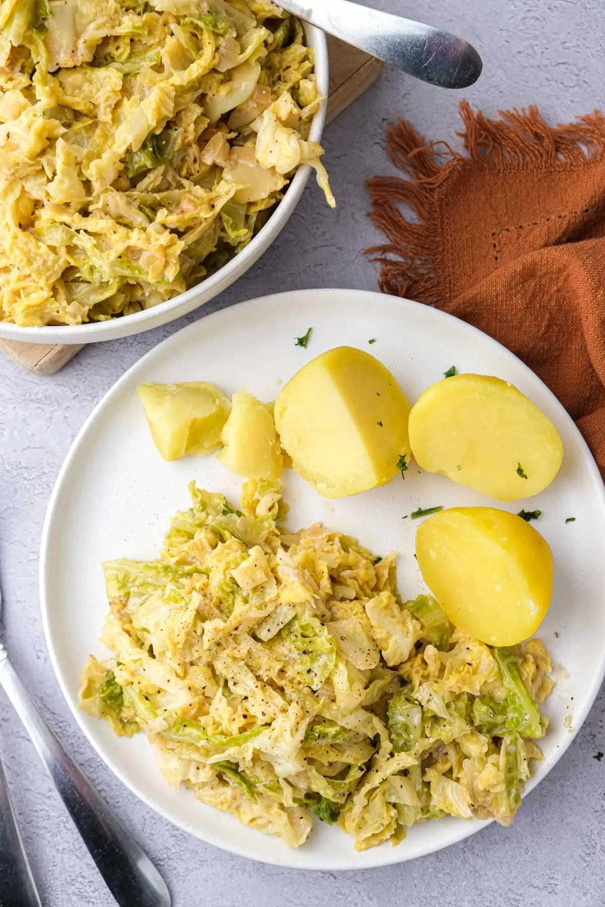 Eine Portion Rahmwirsing mit Salzkartoffeln, bereit zum Genuss als herzhafte Mahlzeit.