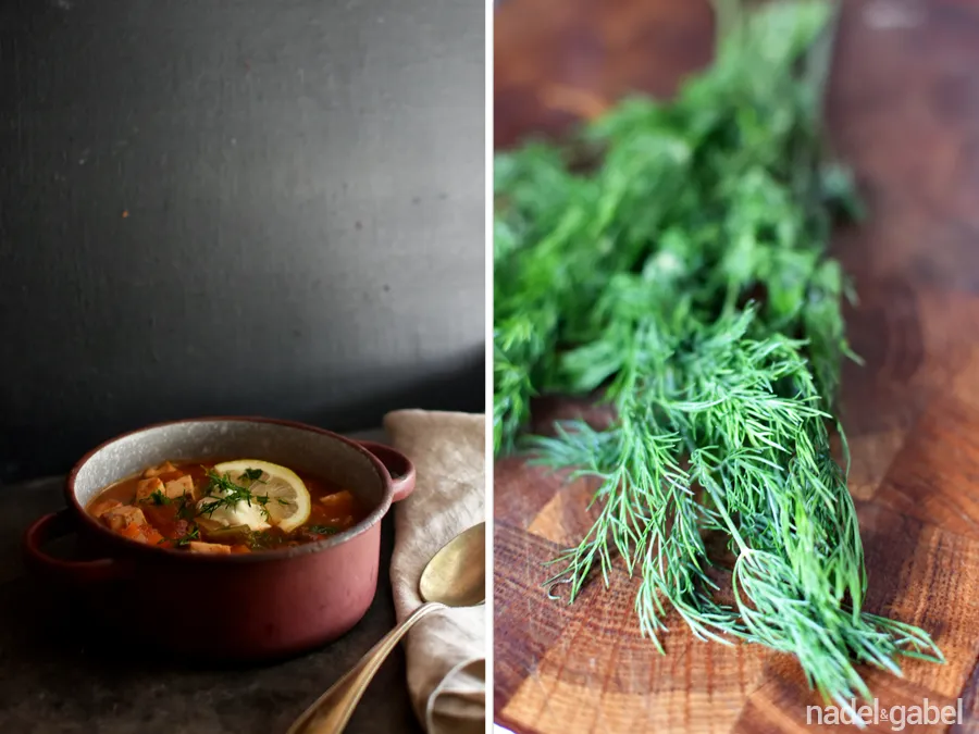 Eine Portion vegetarischer Soljanka, servierfertig mit einem Klecks saurer Sahne