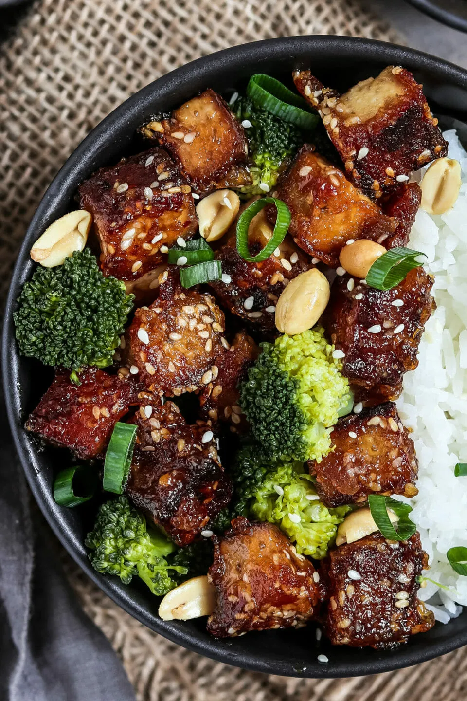 Eine Räuchertofu-Gemüse-Pfanne mit Paprika, Zucchini, Karotten und Räuchertofu, angerichtet in einer rustikalen Pfanne.