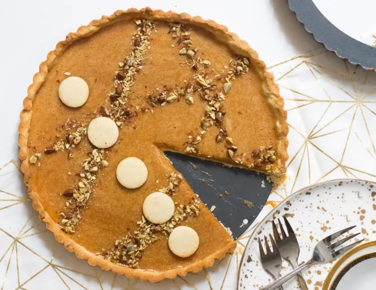 Eine reichhaltige Milchcremetarte mit Bucheckern, ein Beispiel früherer Luxuskuchen