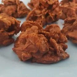 Eine Schale mit knusprigen Schoko Crossies, klassischer deutscher Süßigkeiten.